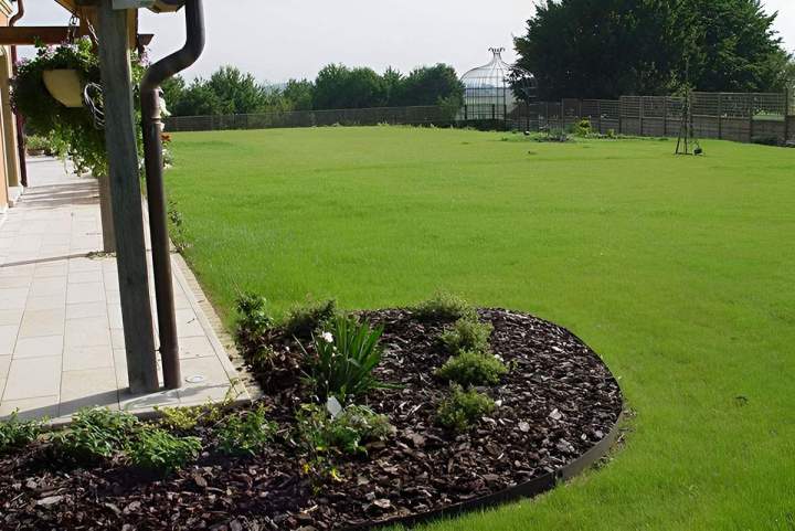 Soins et maintenance des jardins et aménagements paysagers.
